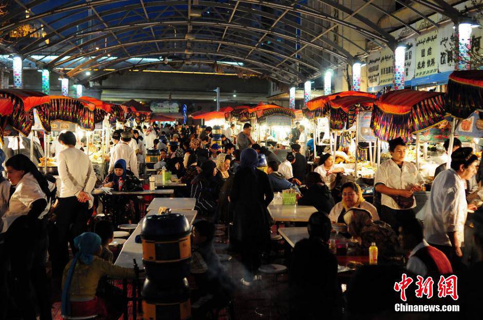 Mercado nocturno de Erdaoqiao, en Urumqi. [Foto/Chinanews.com]
