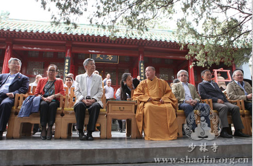 Diplomáticos extranjeros visitan al abad Shi Yongxin del Templo Shaolin