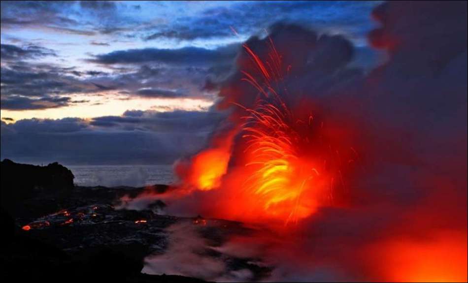 Fotógrafos arriesgan sus vidas para fotografiar el "fuego del infierno"