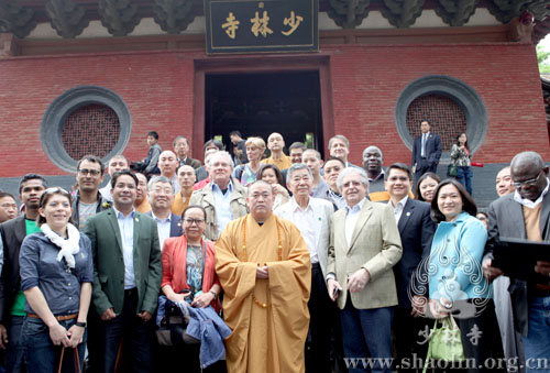 Diplomáticos extranjeros visitan al abad Shi Yongxin del Templo Shaolin 