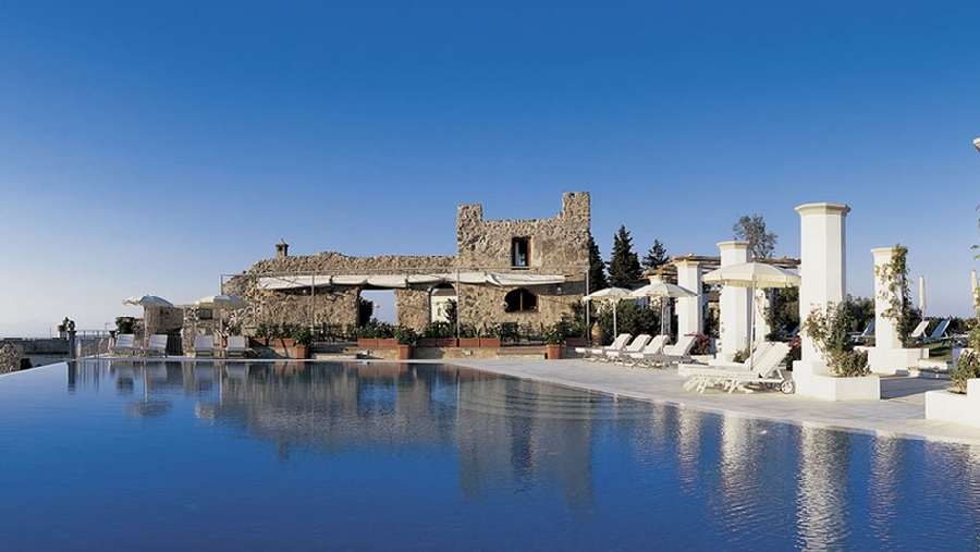 El Hotel Caruso en Ravello Italia tiene 50 habitaciones a 1,850 dólares la noche, además te renta salones con vista al Mediterráneo para organizar el enlace .