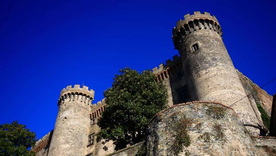 El castillo de Odescalchi a las afueras de Roma, Italia puede albergar hasta 1,000 personas. El precio para tu boda dependerá de quién eres..