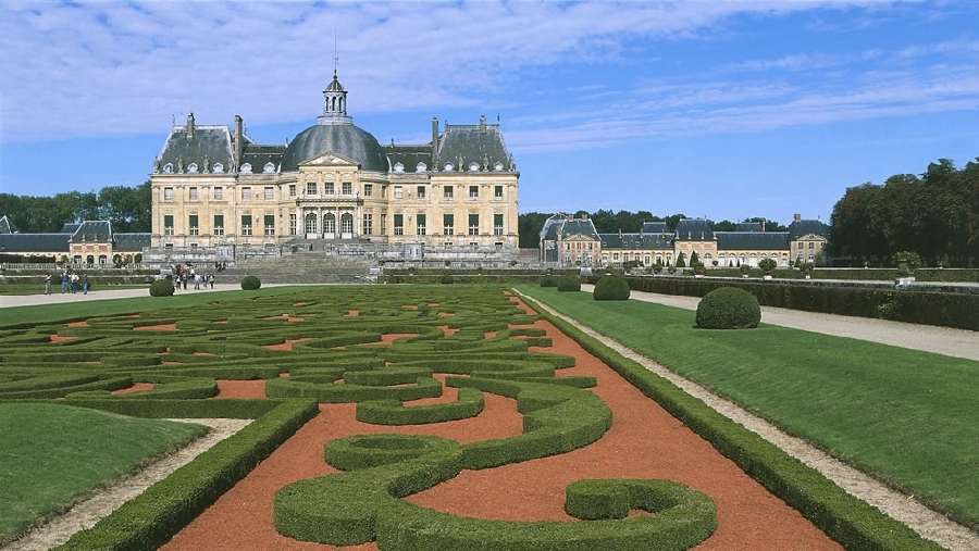 El Chateux Vaus-Le-Vicomte en Maincy, Francia te cobrará alrededor de 60,000 dólares por tu boda .