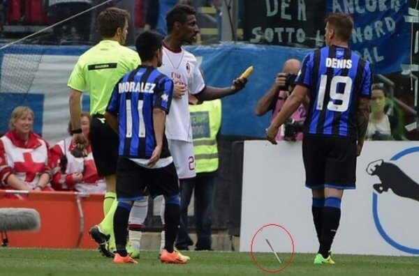 Lanzan cuchillo y plátanos a otro futbolista en el Atalanta-Milán