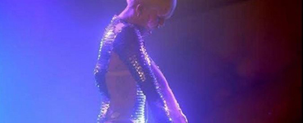 Hipersexual Miley Cyrus realiza escenas sexuales con un muñeco hinchable en un concierto en vivo