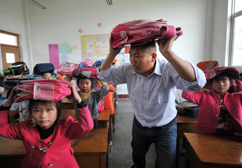 Estudiantes en Shandong aprenden a protegerse ante terremotos