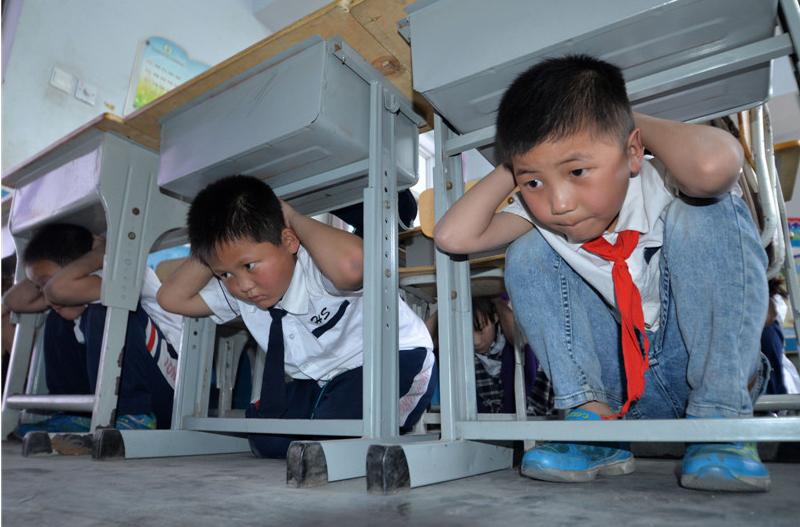 Estudiantes en Shandong aprenden a protegerse ante terremotos (4)