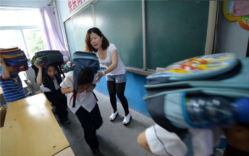 Estudiantes en Shandong aprenden a protegerse ante terremotos (5)