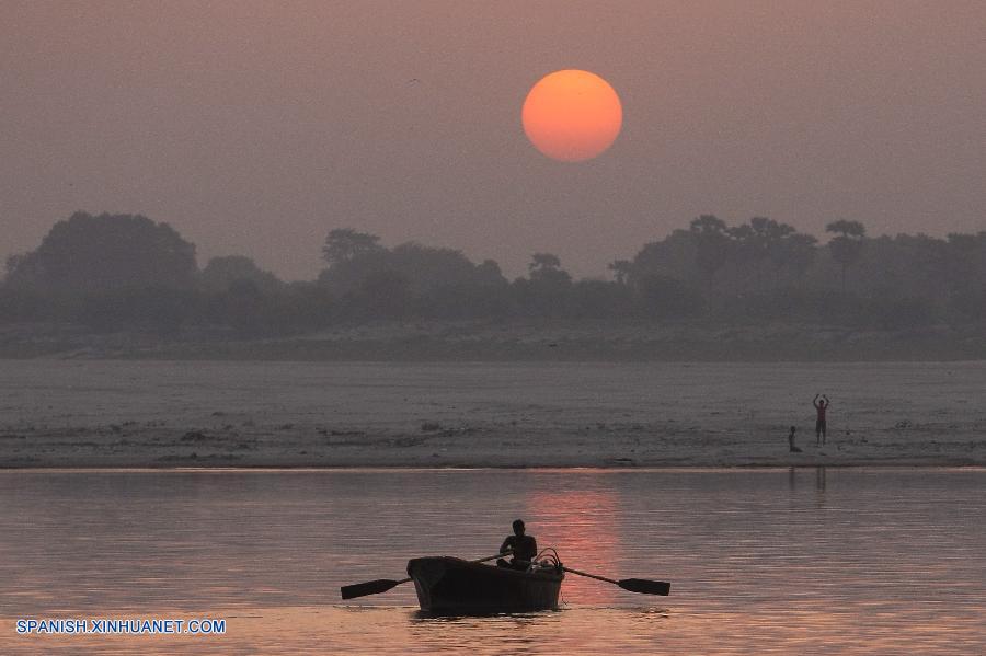 India: Salida del sol en el río Ganges