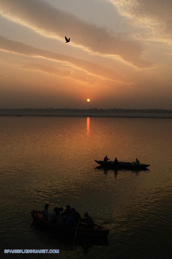 India: Salida del sol en el río Ganges