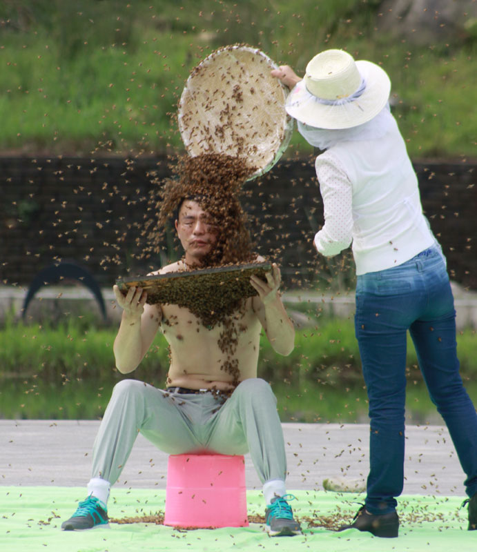 Hombre en Jiangxi bate record Guinness de abejas