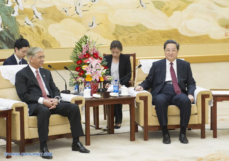 Máximo asesor político chino se reúne con presidente de Senado de Pakistán