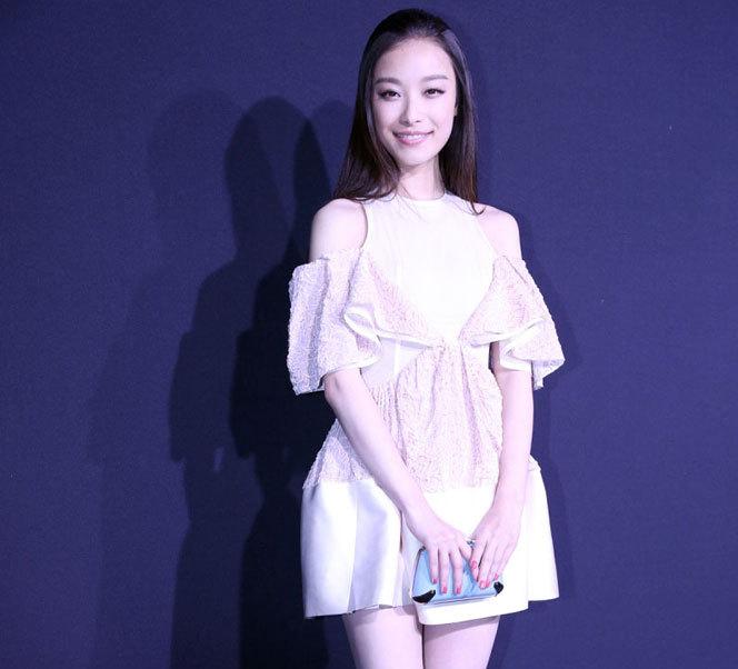 Actrices Yao Chen y Ni Ni miran el desfile de moda (4)