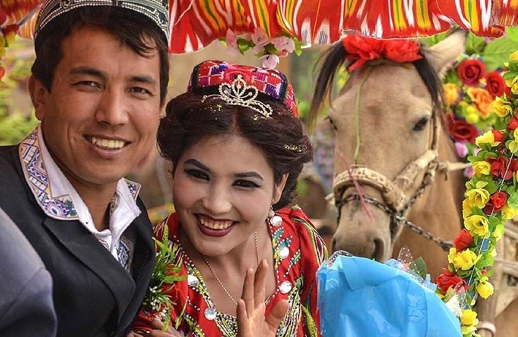 99 parejas se casan en boda en grupo en Xinjiang