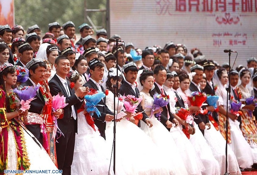 99 parejas se casan en boda en grupo en Xinjiang (2)