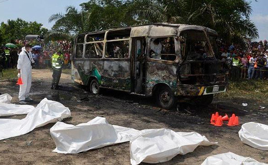 El conductor del autobús incendiado en Colombia no tenía permiso de conducir