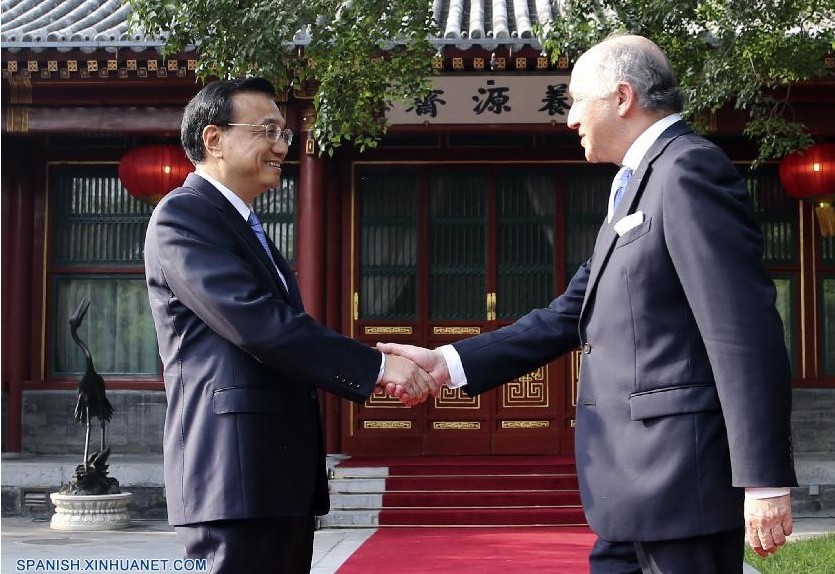 PM chino conversa con canciller francés sobre relaciones bilaterales