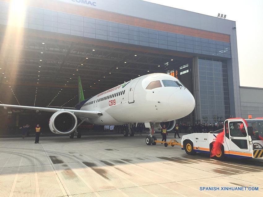 El primer gran avión de pasajeros de fabricación propia de China sale de línea de montaje