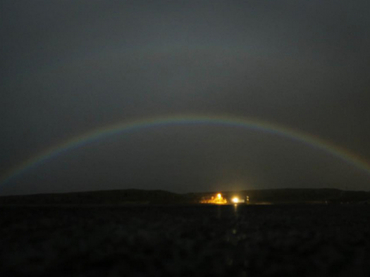 Aparece enigmático arcoiris lunar en Islandia