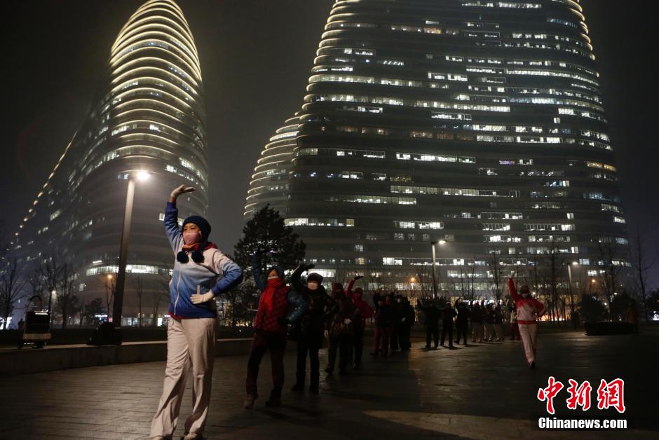 La severa contaminación de Pekín no detiene el baile en las plazas públicas