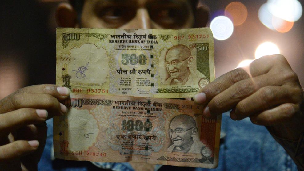 India retira por sorpresa los billetes de 500 y 1.000 rupias para luchar contra el fraude fiscal