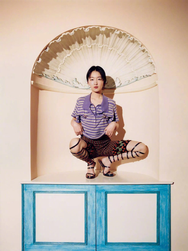 Zhou Dongyu posa para una revista de moda