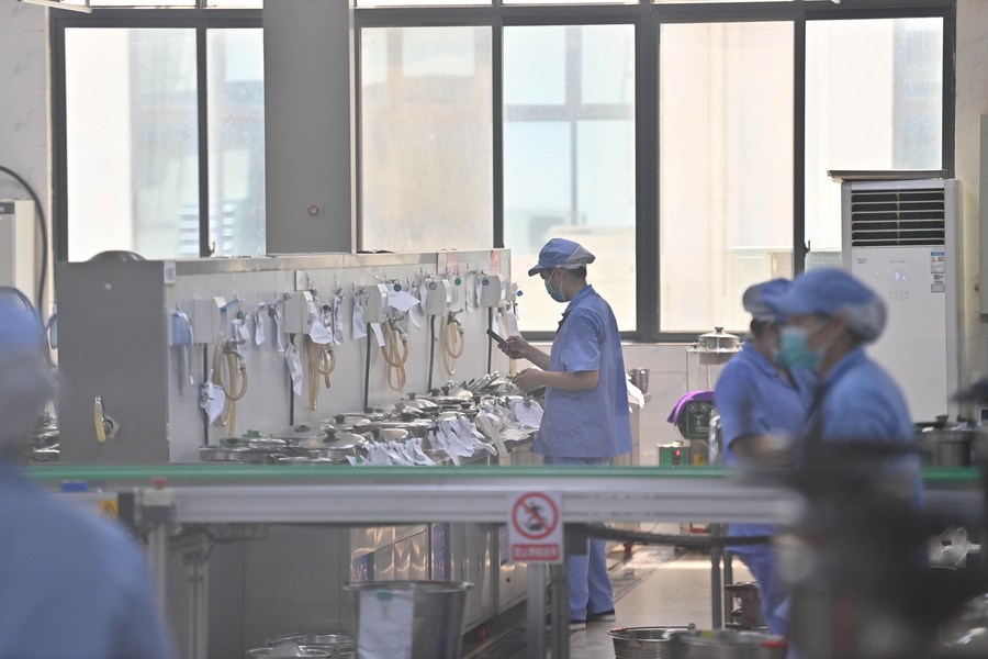 Trabajadores laboran en una línea de producción del Grupo Guangxi Liuyao, una compañía farmacéutica, en la ciudad de Liuzhou de la región autónoma de la etnia zhuang de Guangxi, en el sur de China, el 21 de septiembre de 2023. (Xinhua/Huang Xiaobang)