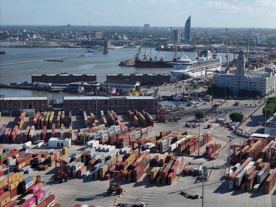 Imagen tomada con un dron el 3 de enero de 2024 de contenedores en el puerto de Montevideo, en Montevideo, capital de Uruguay. (Xinhua/Nicolás Celaya)