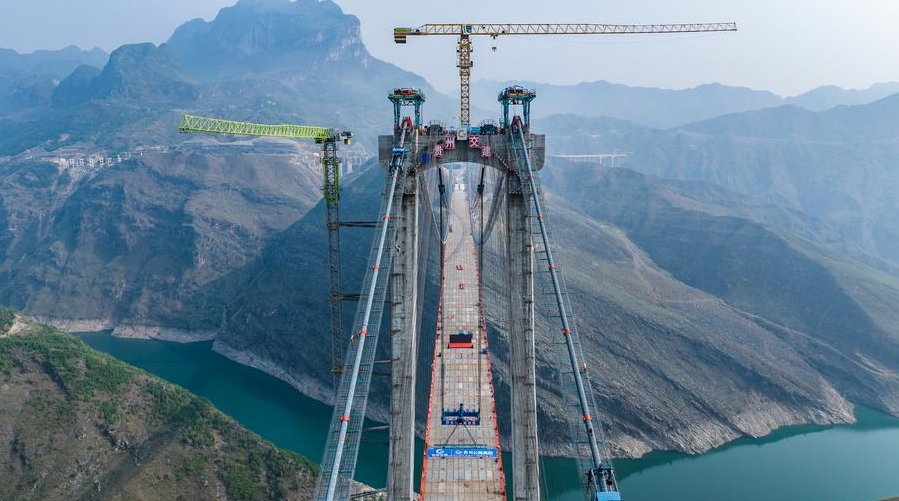 Fotografía aérea tomada con un dron de la obra de construcción del puente del río Zangke en la autopista Nayong-Qinglong, en la provincia de Guizhou, en el suroeste de China, el 28 de abril de 2024. (Xinhua/Tao Liang)