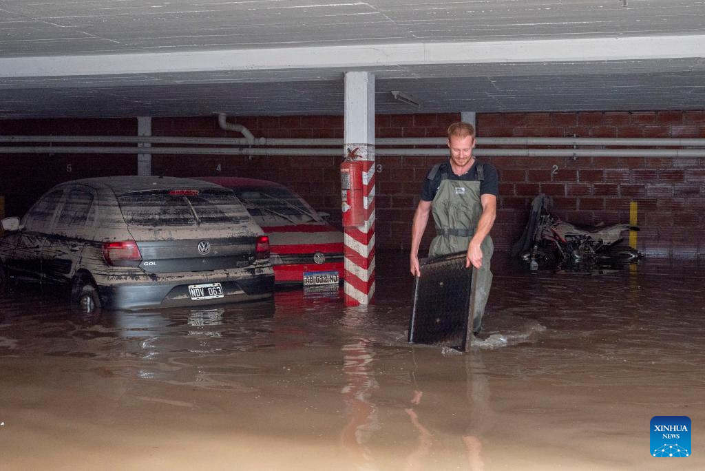 Argentinos tienden mano solidaria a ciudad de Bahía Blanca afectada por trágicas inundaciones