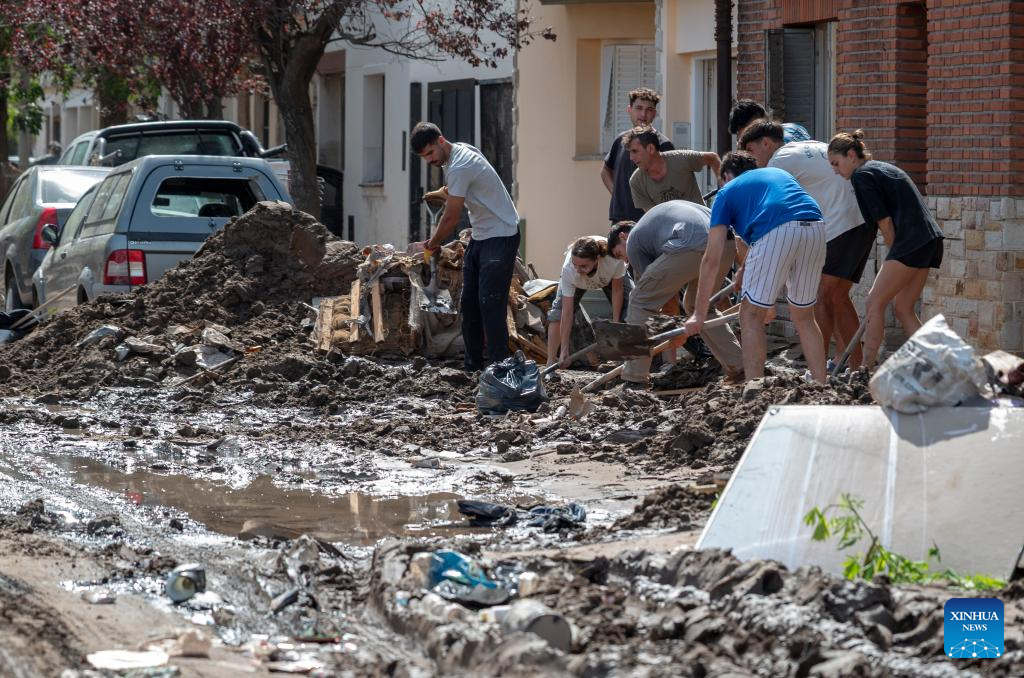 Argentinos tienden mano solidaria a ciudad de Bahía Blanca afectada por trágicas inundaciones
