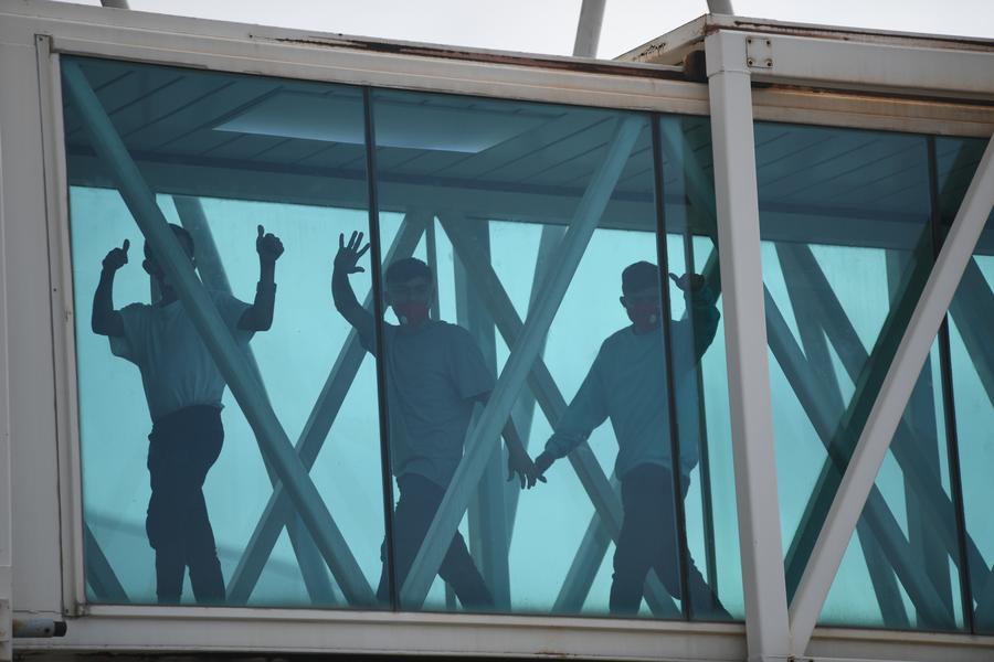 Migrantes venezolanos repatriados desde Estados Unidos saludan a su llegada al Aeropuerto Internacional Simón Bolívar, en Maiquetía, estado de La Guaira, Venezuela, el 2 de mayo de 2025. (Xinhua/Marcos Salgado)