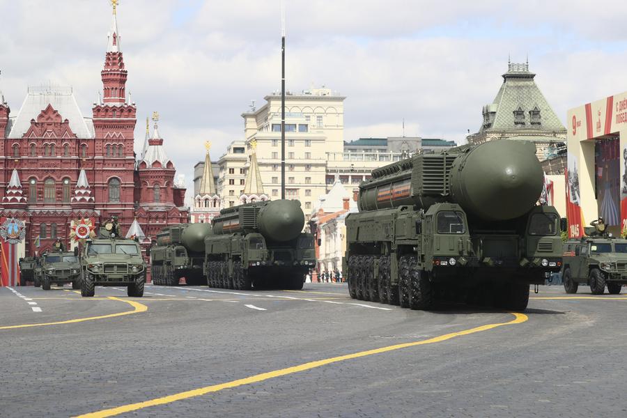 Los sistemas de misiles balísticos intercontinentales se ven durante un gran desfile que conmemora el 80° aniversario de la victoria en la Gran Guerra Patriótica de la Unión Soviética en Moscú, Rusia, el 9 de mayo de 2025. (Xinhua/Bai Xueqi)