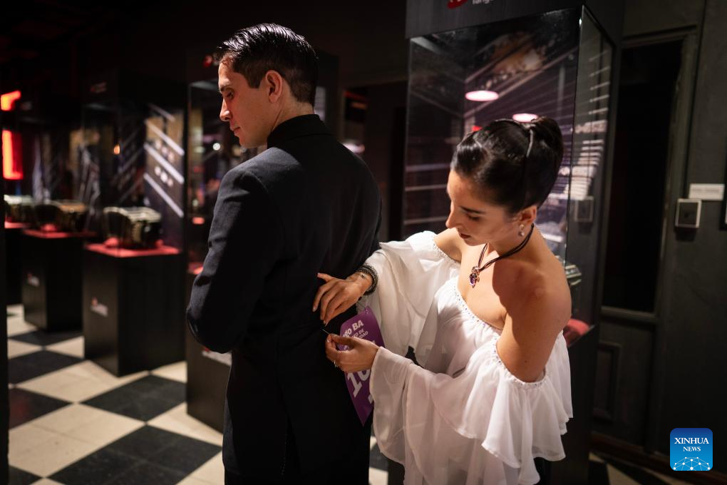 Imagen del 8 de mayo de 2025 de una pareja de concursantes preparándose para competir durante la 21° edición del Campeonato de Baile, en la ciudad de Buenos Aires, capital de Argentina. La ciudad argentina de Buenos Aires vive estos días su pasión por el tango mientras busca, en un clima de compañerismo, disfrute y amistad, a las parejas que la representarán en el próximo Campeonato Mundial de Tango, el tradicional género de música y baile que es un ícono del Río de la Plata. (Xinhua/Martín Zabala)