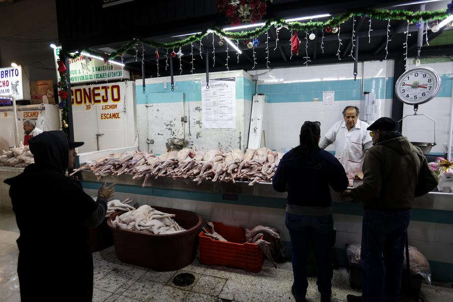 Un comerciante atiende a sus clientes en un mercado público, en la Ciudad de México, capital de México, el 27 de diciembre de 2024. (Xinhua/Francisco Cañedo) 