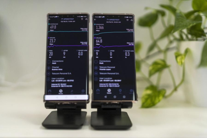 Imagen del 19 de marzo de 2021 de teléfonos inteligentes mostrando la velocidad de conexión y latencia de la red 5G en el estand de Huawei Argentina durante la "Muestra 5G", en la ciudad de Buenos Aires, Argentina. (XinhuaMartín Zabala)