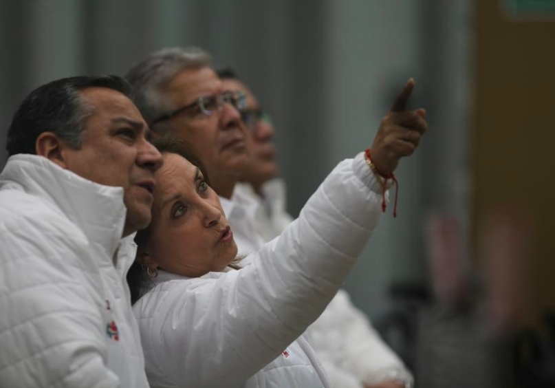 (De izq. a der.) El presidente del Consejo de Ministros peruano, Gustavo Adrianzén, la presidenta peruana, Dina Boluarte, el ministro de Defensa peruano, Walter Astudillo, y el ministro del Interior peruano, Juan José Santiváñez, supervisan el primer Simulacro Nacional Multipeligro 2024 en la sede operativa del Centro de Operaciones de Emergencia Nacional, en Lima, Perú, el 31 de mayo de 2024. (Xinhua/Mariana Bazo)