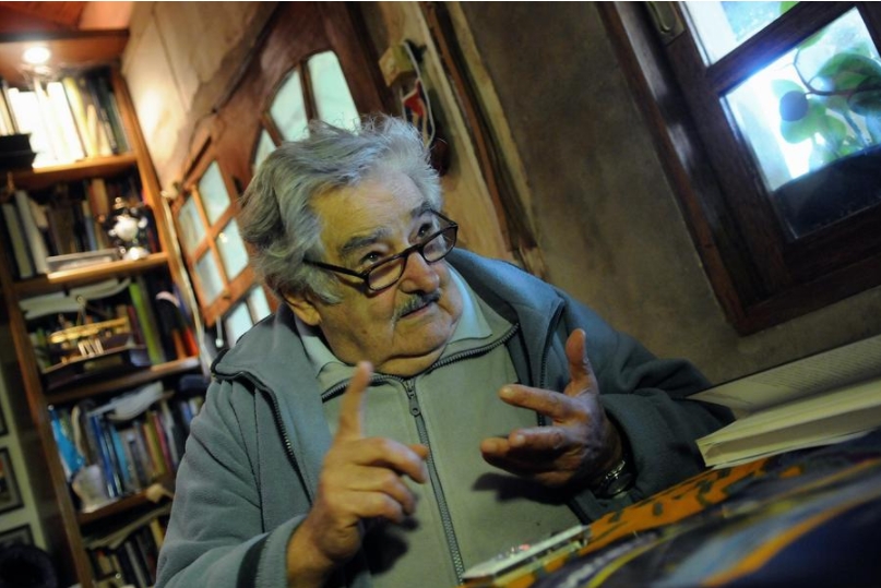 Imagen del 17 de mayo de 2013 del entonces presidente uruguayo, José Mujica, siendo entrevistado por la Agencia de Noticias Xinhua, en su vivienda en una zona rural en el oeste de la ciudad de Montevideo, capital de Uruguay. (Xinhua/Nicolás Celaya)