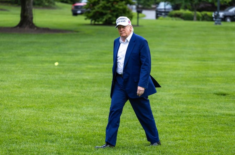 Imagen del 25 de mayo de 2025 del presidente estadounidense, Donald Trump, caminando a su regreso a la Casa Blanca, en Washington, D.C., Estados Unidos. (Xinhua/Hu Yousong)