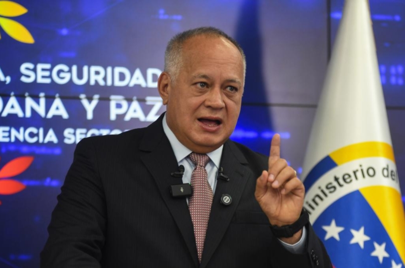 El ministro venezolano de Interior, Justicia y Paz, Diosdado Cabello, habla durante una conferencia de prensa, en Caracas, Venezuela, el 19 de mayo de 2025. (Xinhua/Marcos Salgado)