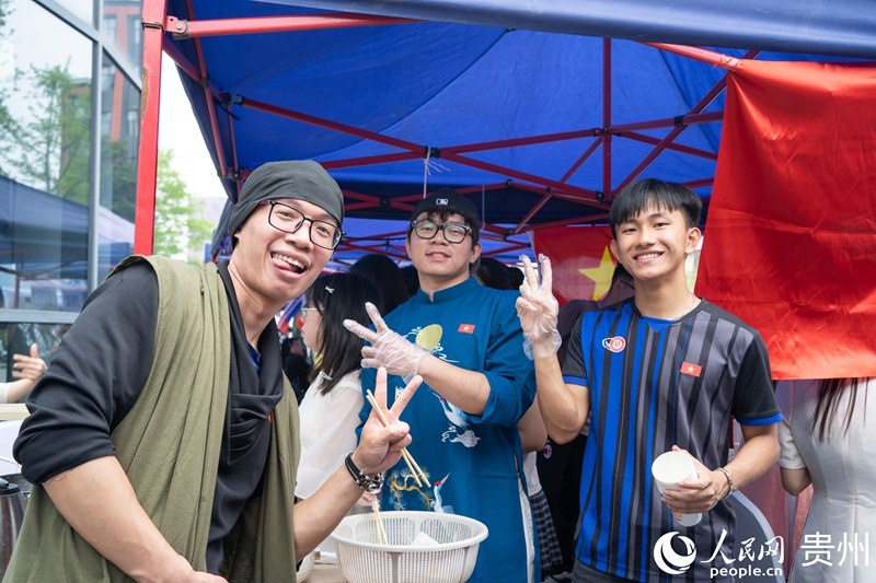 Estudiantes internacionales celebran festival cultural de forma divertida en la Universidad de Guizhou