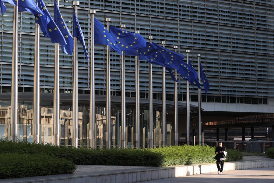 Imagen del 23 de mayo de 2025 de banderas de la Unión Europea en la sede de la Comisión Europea, en Bruselas, Bélgica. (Xinhua/Zhao Dingzhe) 