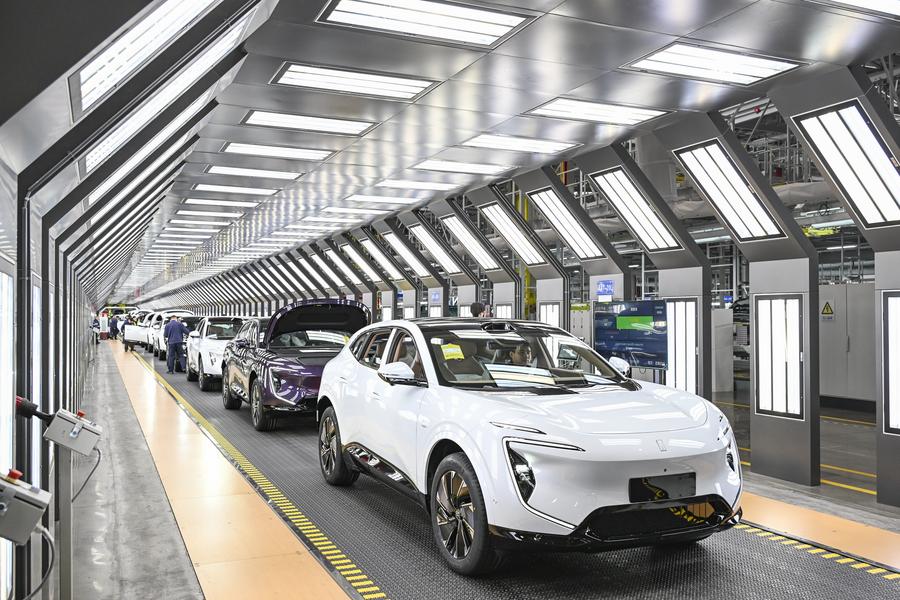Imagen del 6 de marzo de 2025 de vehículos de nueva energía saliendo de la línea de ensamblaje en el taller de ensamblado final de la Fábrica de Inteligencia Digital Automotriz de Chang'an, en el distrito de Yubei de Chongqing, en el suroeste de China. (Xinhua/Wang Quanchao) 