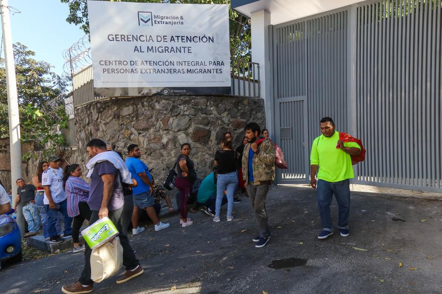 Imagen del 12 de febrero de 2025 de migrantes salvadoreños deportados de Estados Unidos buscando a sus familiares frente a la Gerencia de Atención al Migrante, en el departamento de San Salvador, El Salvador. (Xinhua/Alexander Peña)