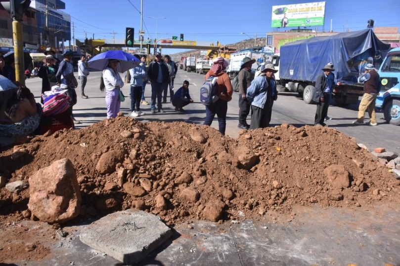 Simpatizantes del expresidente boliviano, Evo Morales, colocan piedras y tierra para bloquear un camino en demanda del registro de Morales como candidato presidencial, en la ciudad de Cochabamba, Bolivia, el 2 de junio de 2025. (Xinhua/Dico Sliz)