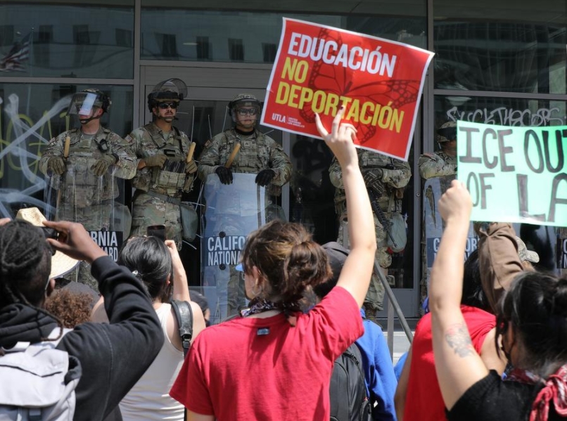 Imagen del 9 de junio de 2025 de manifestantes confrontándose con soldados de la Guardia Nacional de California frente a un edificio federal, en el centro de Los Angeles, California, Estados Unidos. (Xinhua/Qiu Chen) 