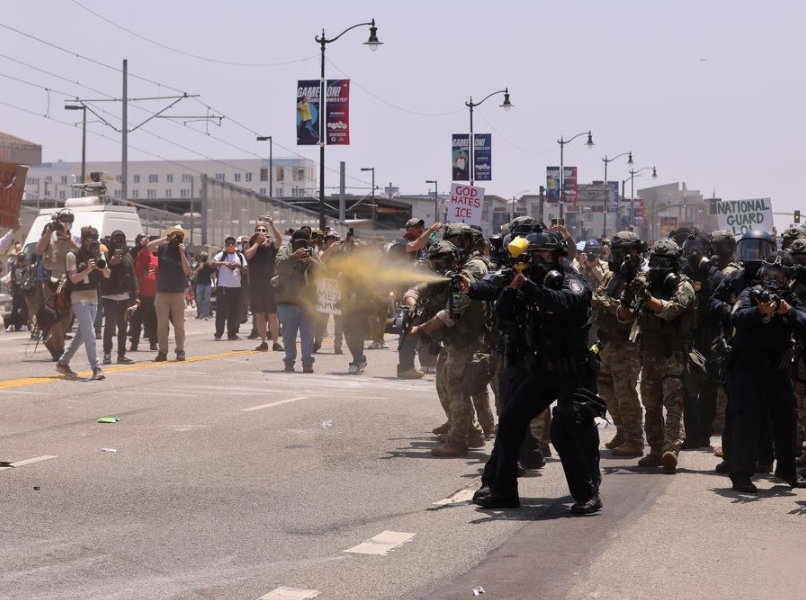 Imagen del 8 de junio de 2025 de oficiales de policía intentando dispersar a manifestantes frente al Centro de Detención Federal de Los Angeles, en Los Angeles, California, Estados Unidos. (Xinhua/Qiu Chen)