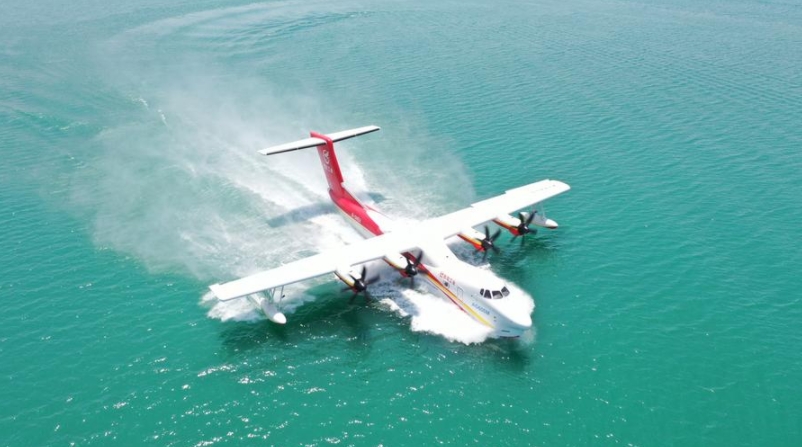 Imagen de un avión anfibio de gran tamaño AG600 contra incendios en un vuelo de prueba en Jingmen, provincia de Hubei, en el centro de China, en abril de 2023. (cortesía)