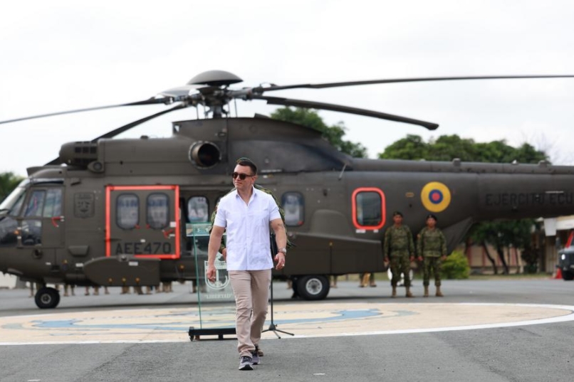 Imagen cedida por la Presidencia de Ecuador del presidente ecuatoriano, Daniel Noboa (c), participando en la entrega de dos helicópteros multipropósito Airbus H225, en Guayaquil, Ecuador, el 2 de junio de 2025. (Xinhua/Isaac Castillo/Presidencia de Ecuador) 