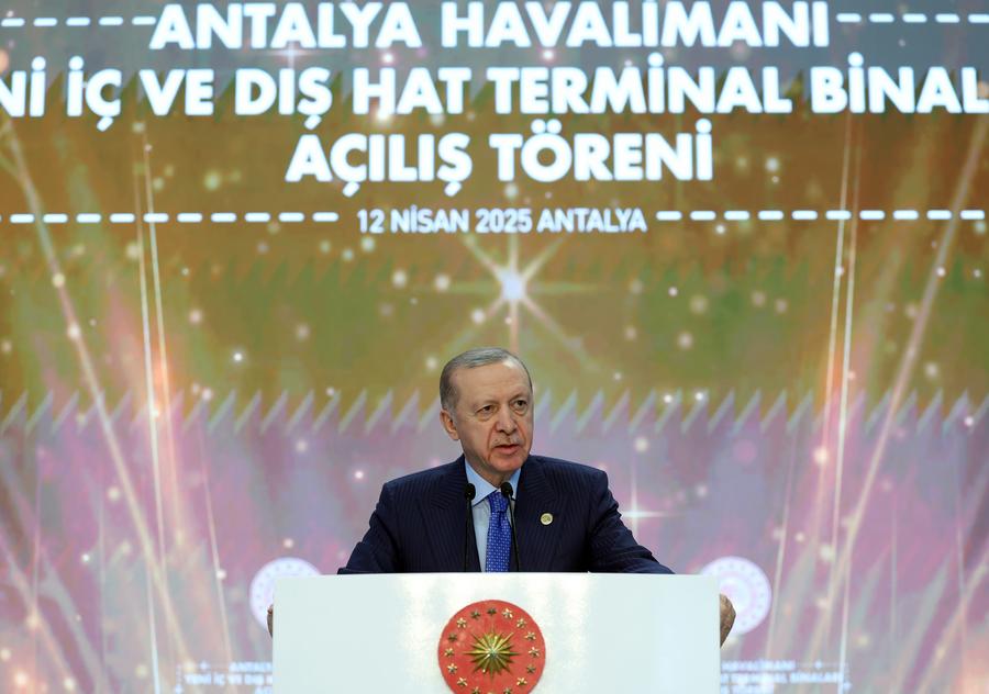 Imagen del 12 de abril de 2025 del presidente turco, Recep Tayyip Erdogan, hablando durante la ceremonia de inauguración del recién ampliado aeropuerto de Antalya, en Antalya, Turquía. (Xinhua/Mustafa Kaya) 